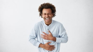 lo que le pasa a tu salud cuando ríes demasiado
