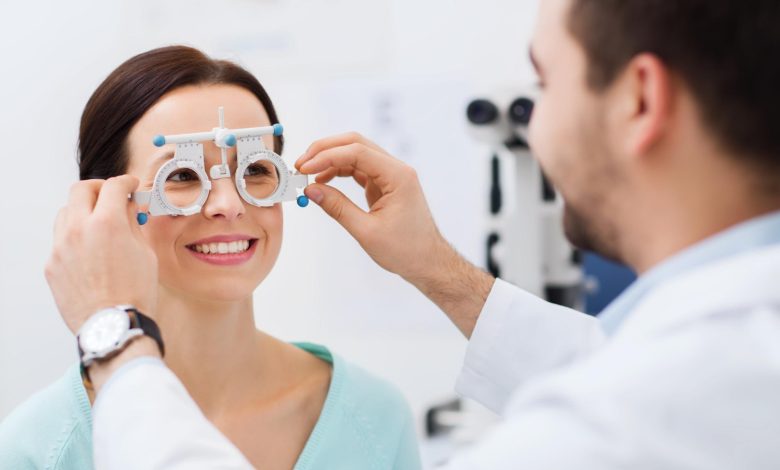 mujer en consulta con su optómetra, para cuidar su salud ocular