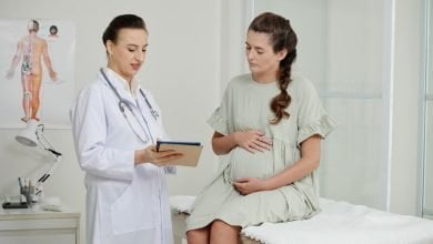 embarazada en revisión médica por sangrado vaginal / aborto / embarazo