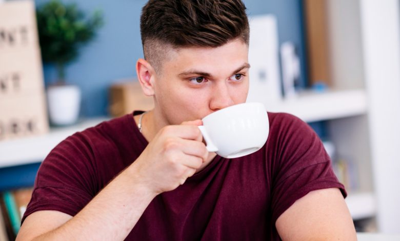 Hombre joven tomando café para evitar la disfunción eréctil