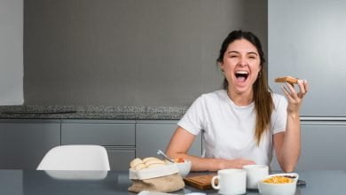 Mujer feliz desayunando sano para bajar de peso / perder peso / desayuno