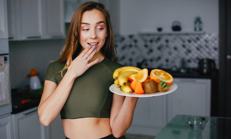 chica con una bandeja con fruta para incluir en su dieta diaria / aumentar masa muscular
