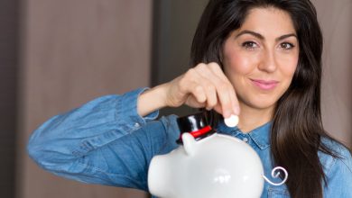 mujer posando con su alcancía para ahorrar dinero