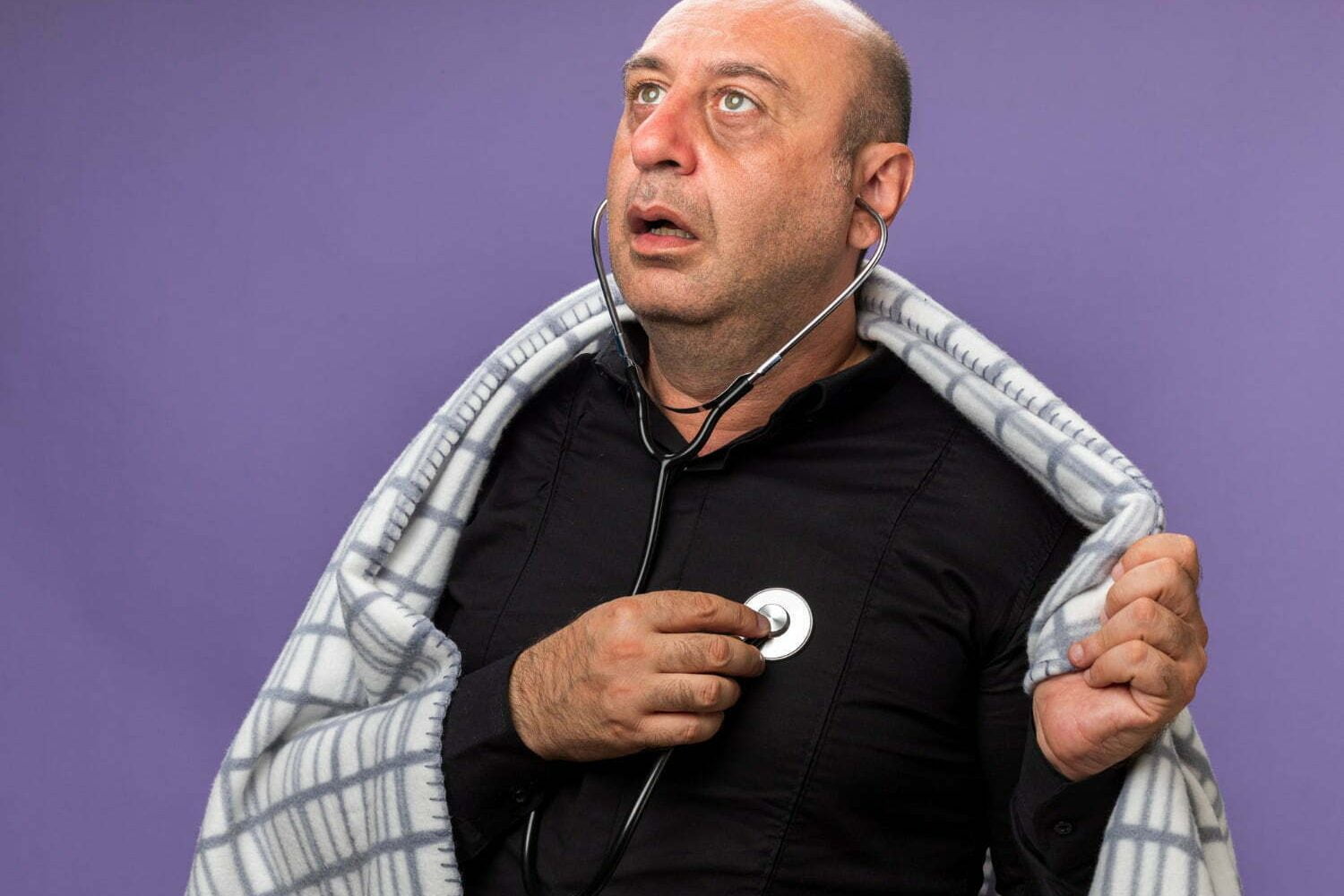 Hombre con El síndrome de Munchausen, revisándose con un estetoscopio