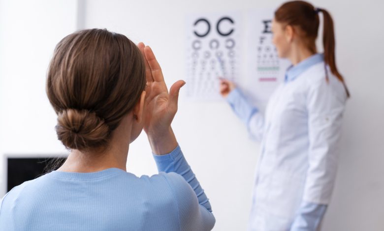 Mujer en examen visual para determinar si tiene miopía