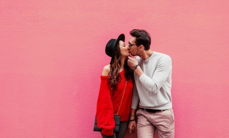 pareja besándose, aprovechando los beneficios de besar