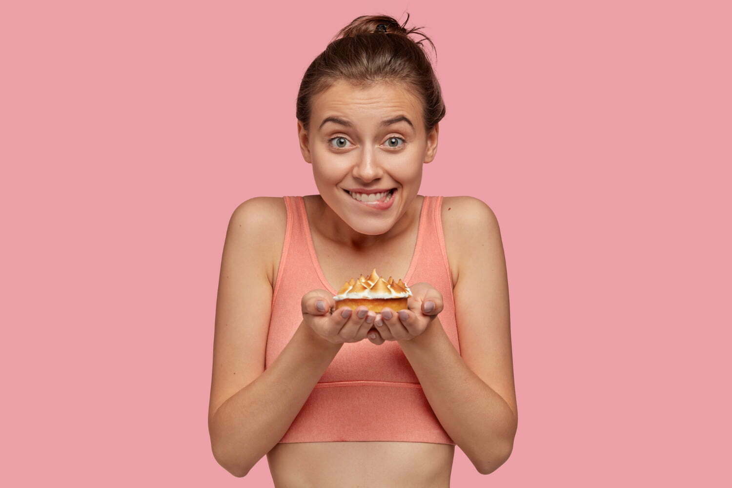 mujer fit comiendo postres saludables / antojos de azúcar antes de tu período