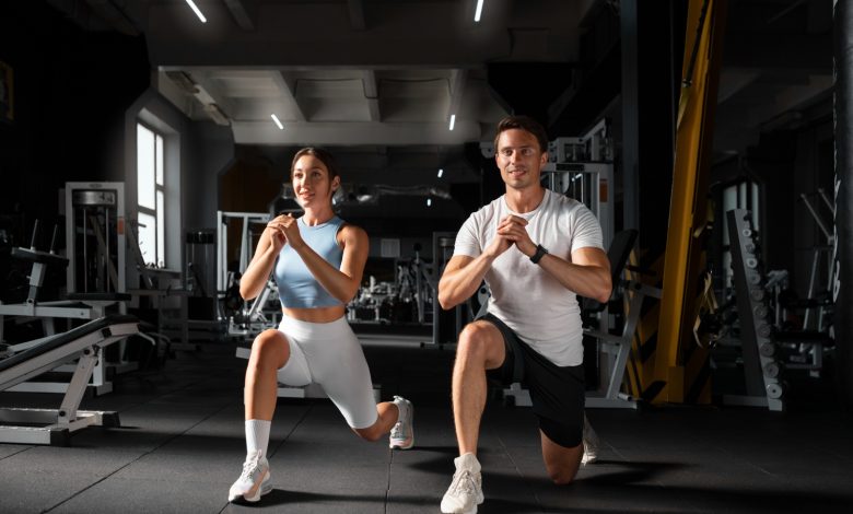 Un hombre y una mujer haciendo ejercicio en ayunas en un gimnasio