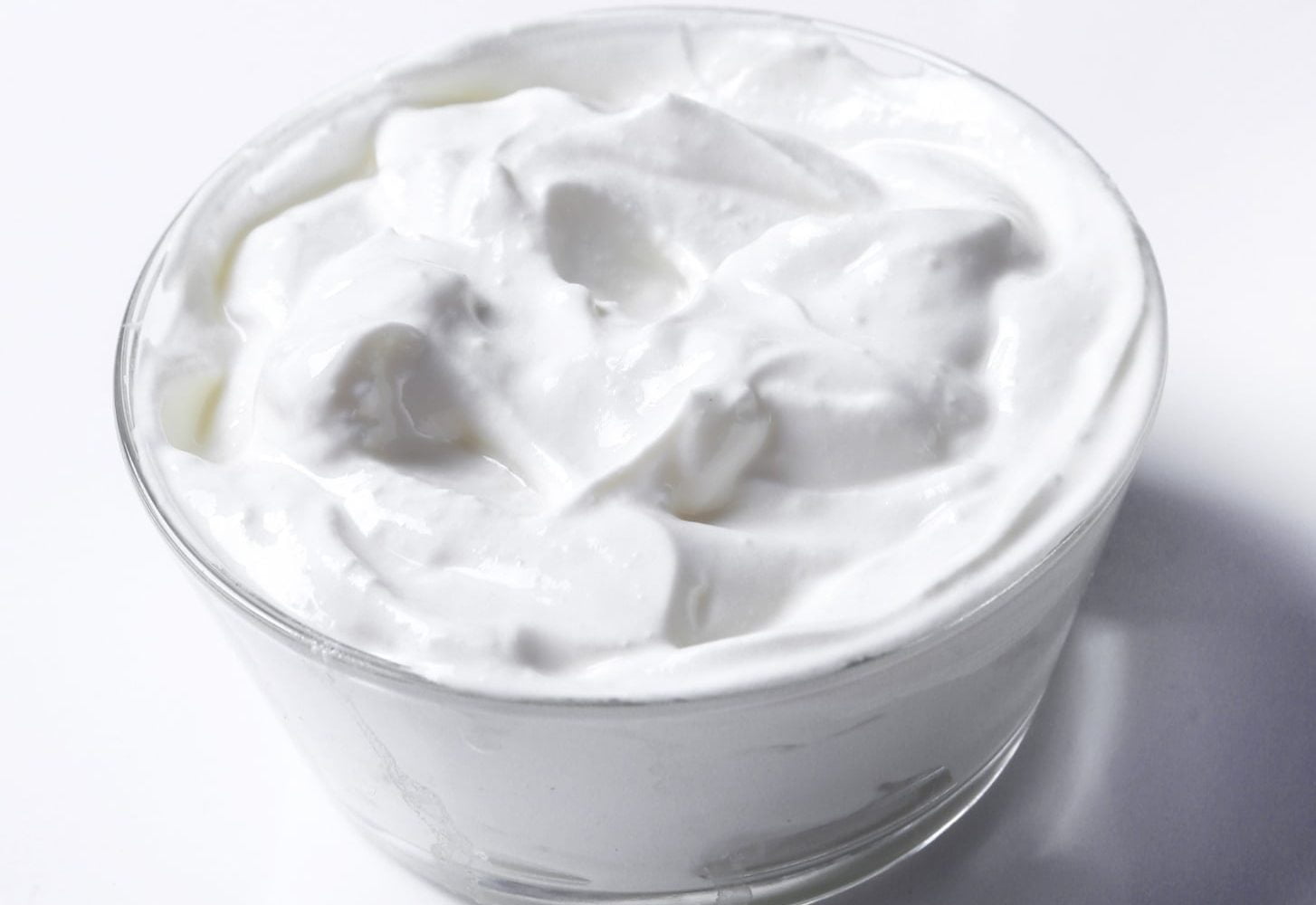 recipiente con yogur griego