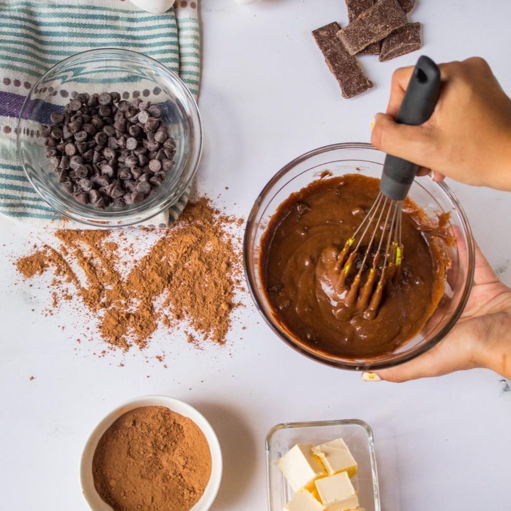 persona preparando recetas con chocolate