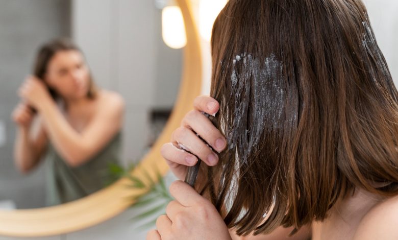 mujer aplicando mascarillas naturas en su cabello