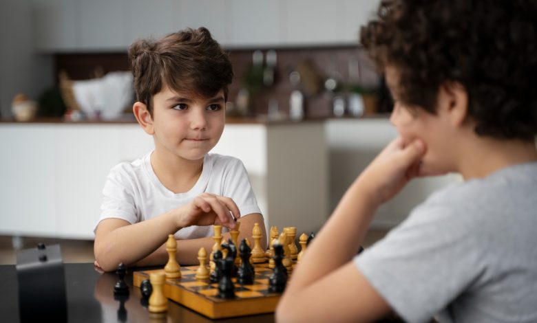 niños jugando ajedrez