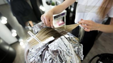 mujer haciendo una decoloración a su cabello / decolocar el cabello