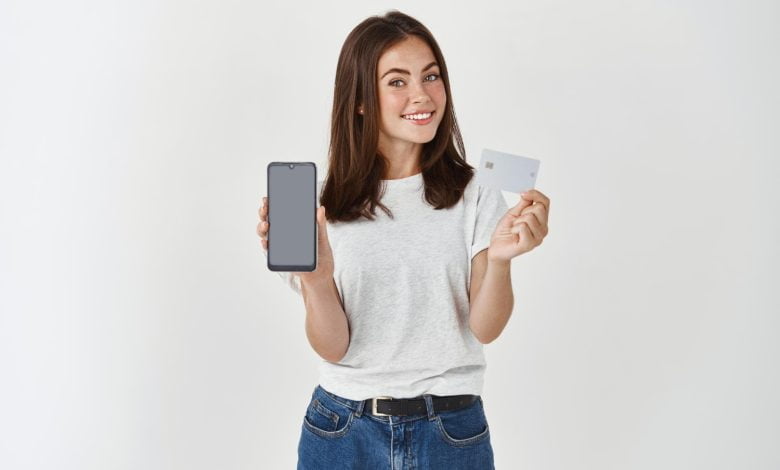mujer que usó su tarjeta de crédito para comprar un celular