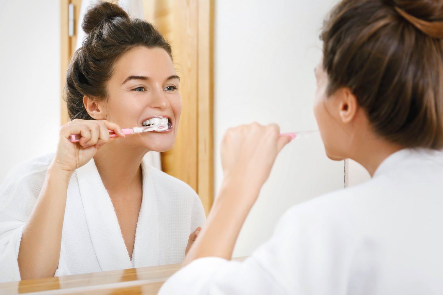 neumonía y la higiene dental / dientes amarillos / limón / bicarbonato de sodio / cepillar los dientes - cepillarse los dientes