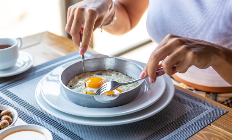 menopausia - Huevos y colesterol: ¿Cuántos huevos se pueden comer de forma segura? / huevo frito / comer al día / aumentar masa muscular / desayuno / alimento