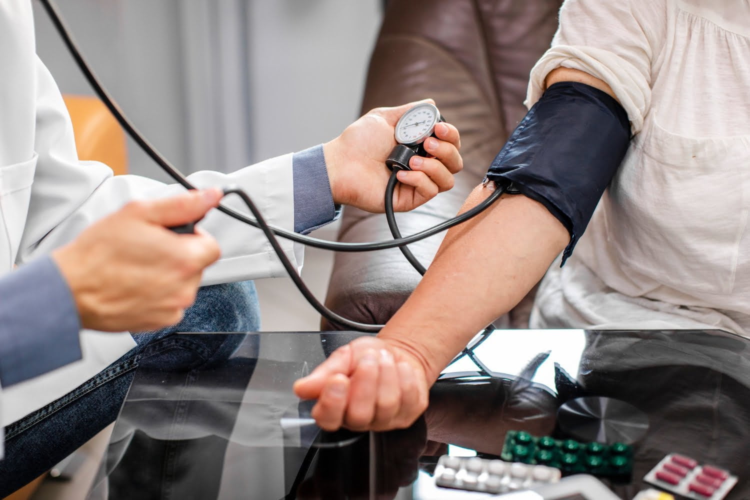¿Cuáles son los síntomas de la presión arterial alta?