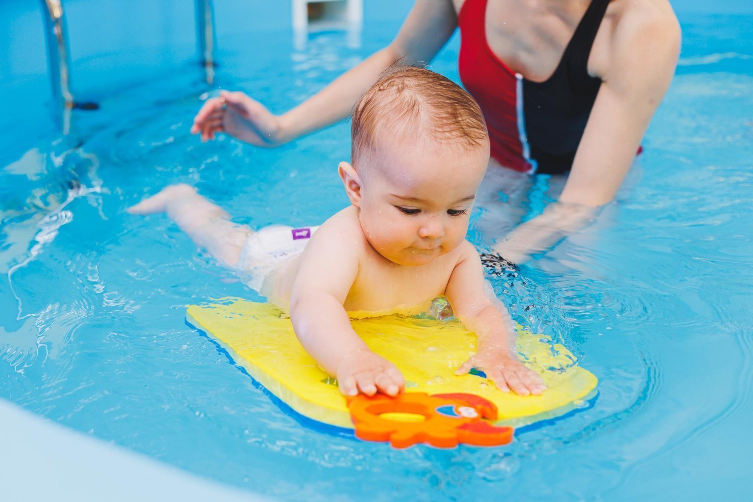 ¿A partir de qué edad pueden los bebés empezar a nadar en la piscina? / embarazada