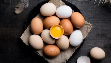 Los beneficios y los riesgos de comer huevos crudos / huevo podrido / alimento