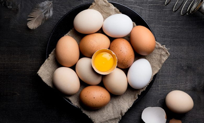 Los beneficios y los riesgos de comer huevos crudos / huevo podrido