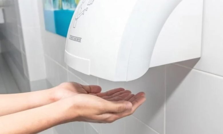 ¿Realmente es mala idea secarse las manos con secadores de aire caliente?