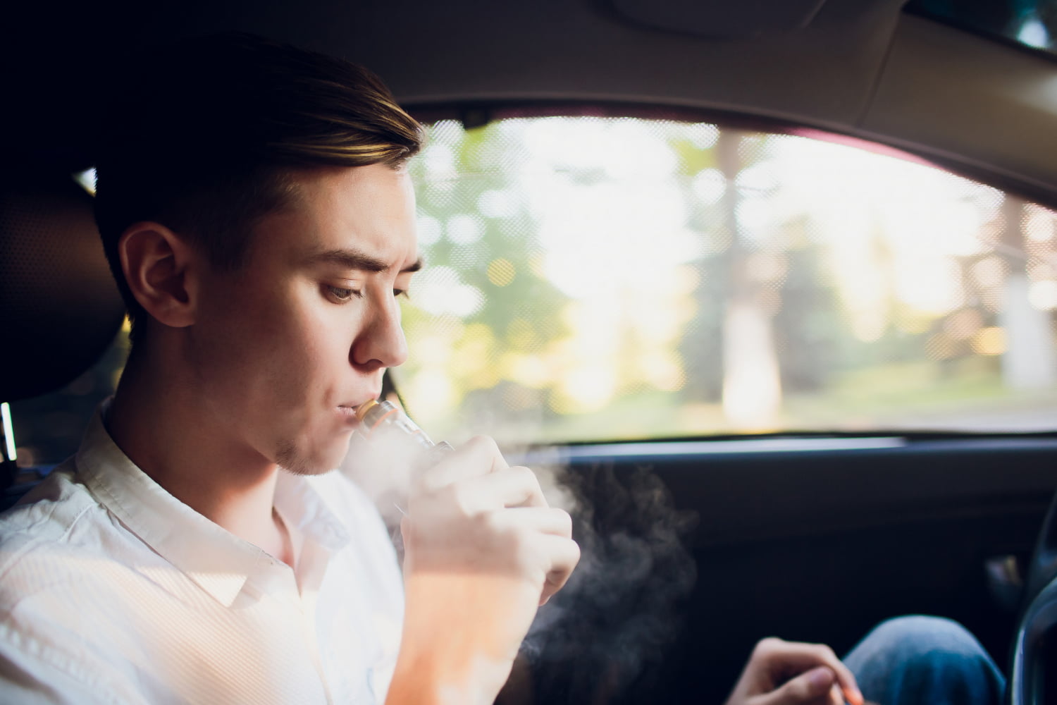 Fumar en el carro es más dañino para la salud que en otro lugar; conoce por qué
