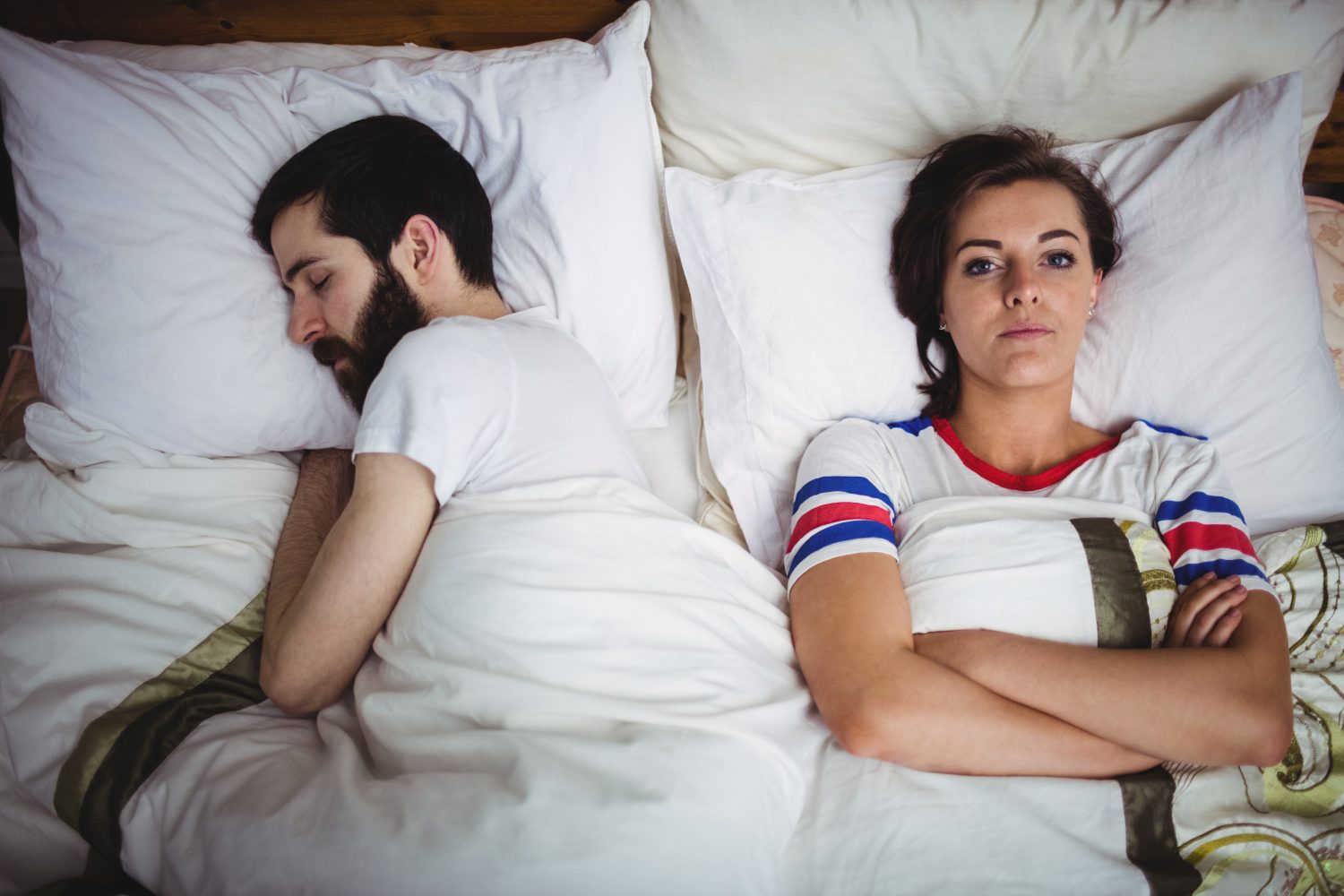 ¿Tu pareja te da la espalda cuando duerme? Esto es lo que significa