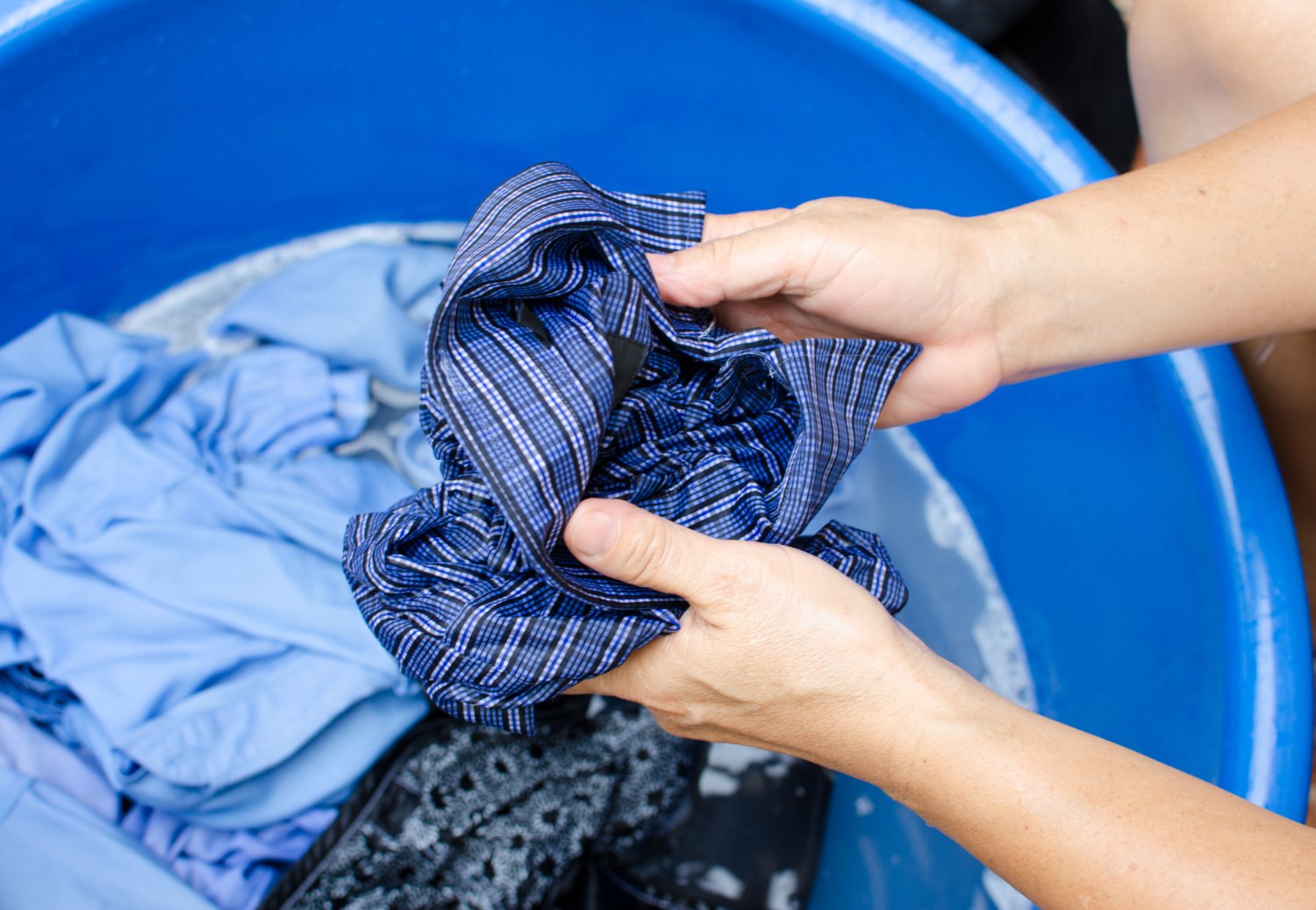 Cómo eliminar los olores de las axilas de tu ropa