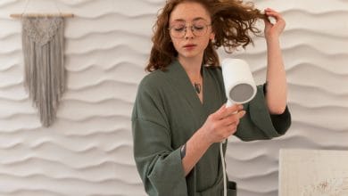 secar el cabello con secadora / secar el pelo